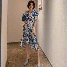 將圖片載入圖庫檢視器 3904-衣服女2021夏裝度假復古V領碎花禦姐風連衣裙法式包臀裙子-2021夏裝主推款