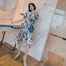 將圖片載入圖庫檢視器 3904-衣服女2021夏裝度假復古V領碎花禦姐風連衣裙法式包臀裙子-2021夏裝主推款